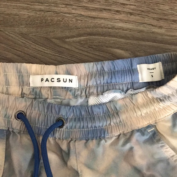 Small Men’s Board Shorts - Picture 2 of 3